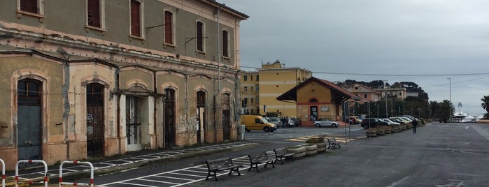 Stazione Vecchia Albisola is one of Albisola-Savona.