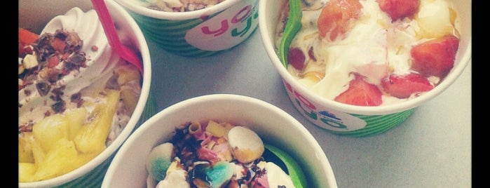 YoYo Frozen Yoghurt is one of สถานที่ที่ Andrejs ถูกใจ.