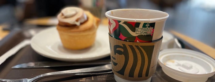Starbucks is one of Violaさんのお気に入りスポット.