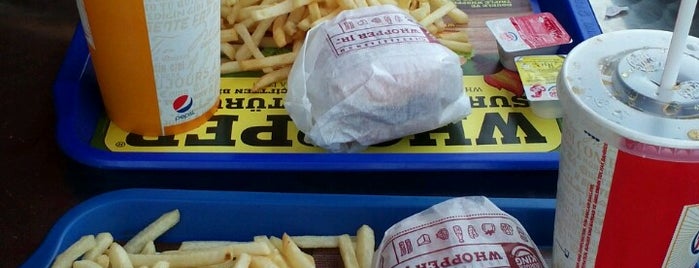 Burger King is one of สถานที่ที่ Elif ถูกใจ.
