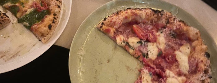 Oli Pizza Bar is one of Heloisaさんのお気に入りスポット.