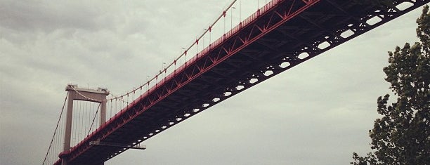 Pont d'Aquitaine is one of Suzette'nin Beğendiği Mekanlar.