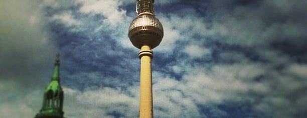 Berliner Fernsehturm is one of ver en Berlín.
