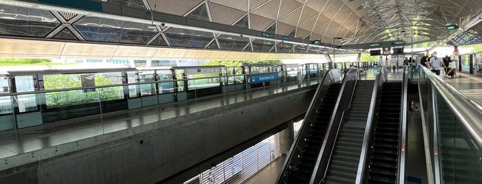 Expo MRT Interchange (CG1/DT35) is one of le 4sq with Donald :].