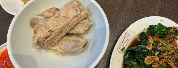 Song Fa Bak Kut Teh 松發肉骨茶 is one of Singapore（To-Do）.