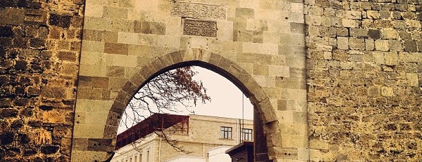Qoşa Qala Qapıları is one of Bakü.