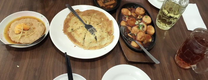 Goldleaf New Taiwan Porridge Restaurant is one of Eat / Chill.
