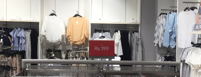 H&M is one of Orte, die Ashwin gefallen.