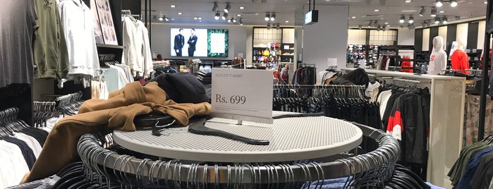H&M is one of Deepakさんのお気に入りスポット.
