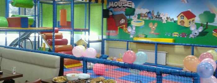 Mouse house is one of สถานที่ที่ Dragan ถูกใจ.