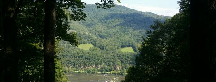 Sandstone Falls Overlook is one of Leslie’s Liked Places.