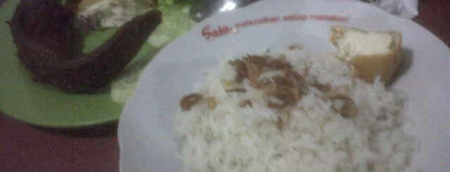 Cak Zuki (Nasi Uduk, Ayam Goreng, Pecel Lele) is one of Makanan BINUS Only.
