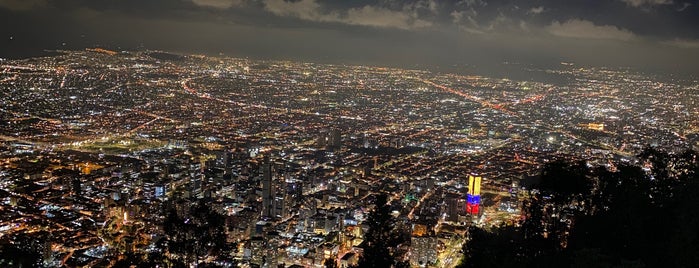 Cerro de Monserrate is one of Lieux qui ont plu à Leslie.