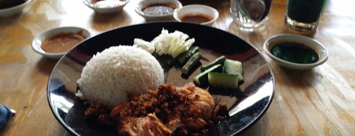 Kampung Nyabor Kopitiam is one of Favorite Food.