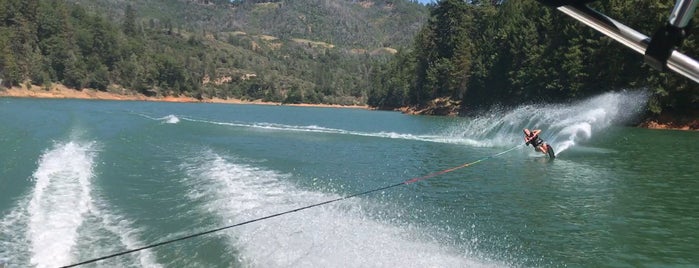 Lake Shasta Houseboat is one of Lieux qui ont plu à Tom.