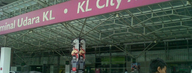 Stesen Sentral Kuala Lumpur is one of Rahmat 님이 좋아한 장소.