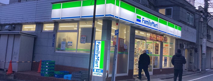 FamilyMart is one of Lugares favoritos de Deb.