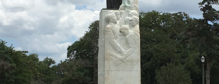 Huey Pierce Long Statue is one of สถานที่ที่ Lizzie ถูกใจ.