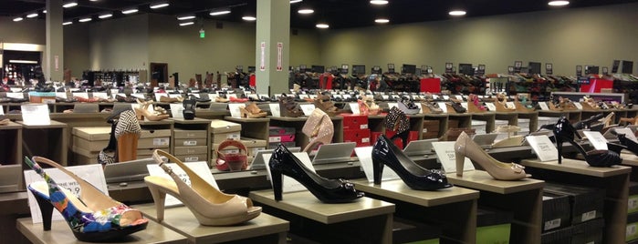 DSW Designer Shoe Warehouse is one of Aaron'un Beğendiği Mekanlar.