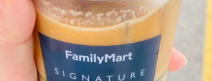 Family Mart is one of Lugares favoritos de Tomato.