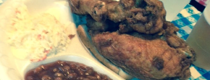 Gus's World Famous Fried Chicken is one of Locais curtidos por Sam.