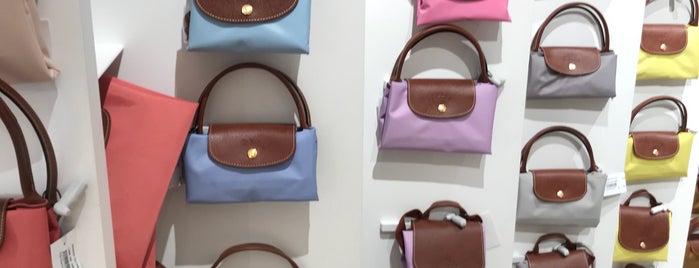 Longchamp Outlet is one of Axel's Saved Places.