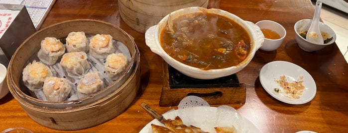 盛園絲瓜小籠湯包 is one of Noodle or Ramen? 各種麵食在台灣.
