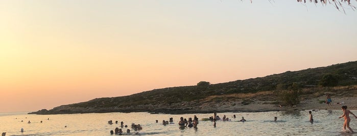 Agios Onoufrios Beach is one of Daisy'in Beğendiği Mekanlar.