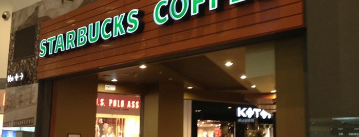 Starbucks is one of Tempat yang Disukai Yuliya.