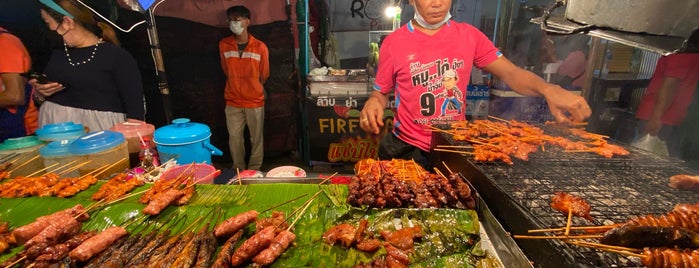 พิชิต หมูปิ้งไก่ย่าง น้ำจิ้ม 9 อย่าง is one of Silom life.