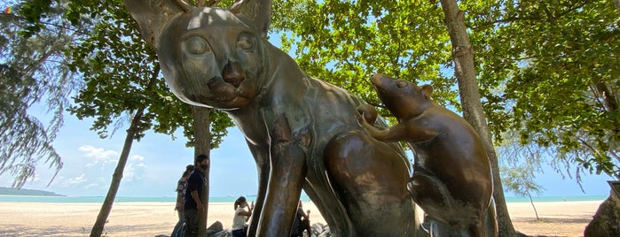 Sculpture Of The Mouse And The Cat is one of HDY2019.