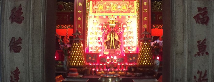 Shing Wong Temple is one of Lugares favoritos de Liftildapeak.