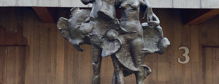 The Tempest Statue is one of Kimmie'nin Kaydettiği Mekanlar.