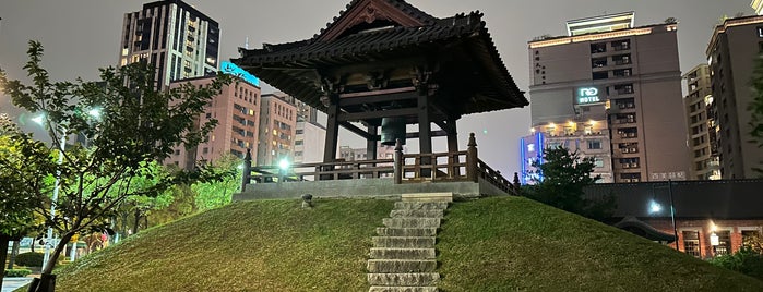 西本願寺廣場 is one of Tempat yang Disukai Edmund.