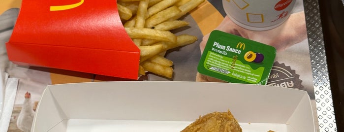 McDonald's & McCafé is one of Lugares favoritos de Liftildapeak.