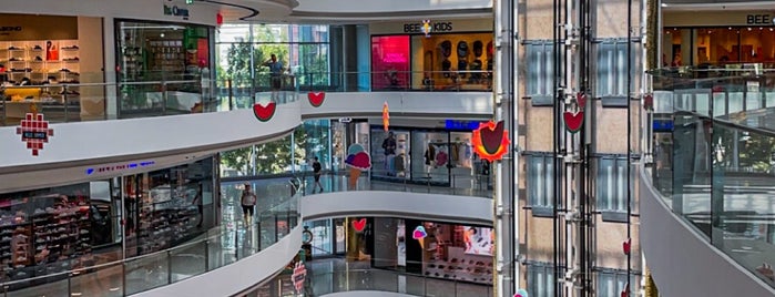 Toptani Shopping Mall is one of S.'ın Beğendiği Mekanlar.