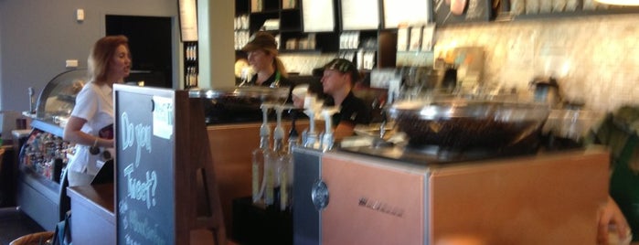 Starbucks is one of Lieux qui ont plu à Phoenix.