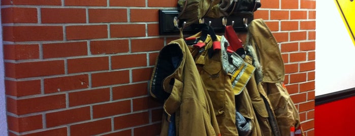 Firehouse Subs is one of Locais curtidos por Donna.