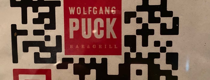Wolfgang Puck Bar & Grill is one of Tempat yang Disukai Lizzie.
