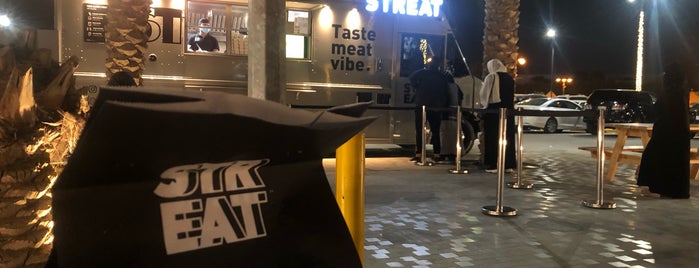 STREAT TRUCK is one of Lieux qui ont plu à R.