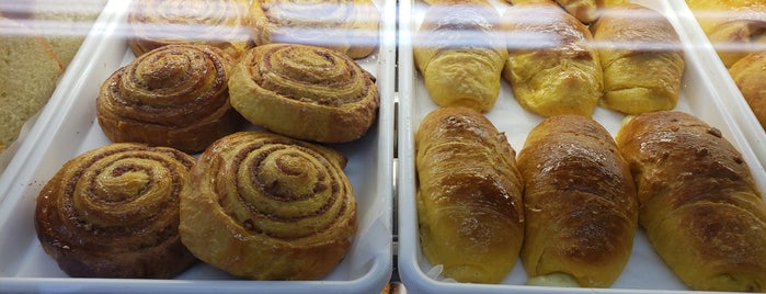 El Manantial Bakery is one of Snacking.