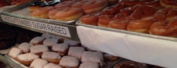Bob's Coffee & Doughnuts is one of Lau's Saved Places.