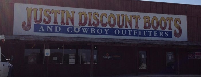 Justin Discount Boots and Cowboy Outfitters is one of Reneeshia'nın Beğendiği Mekanlar.