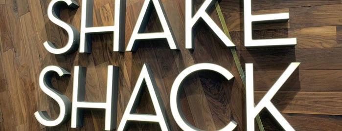 Shake Shack is one of Locais curtidos por Eve.