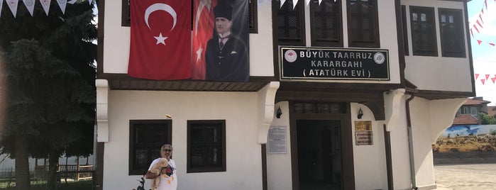 Şuhut Atatürk Konağı is one of Tarihi Yerler-Müzeler.