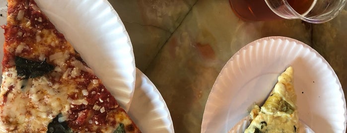 Artichoke Basille's Pizza is one of Lugares favoritos de Ken.