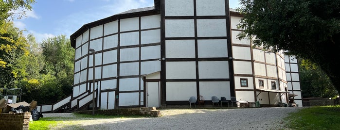 Globe Theatre is one of Rom.
