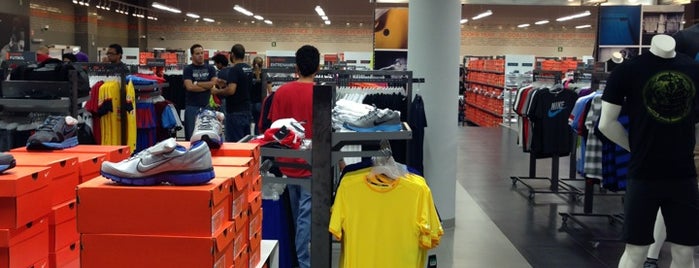 Nike Factory Store is one of Tempat yang Disukai Joan Carlo.