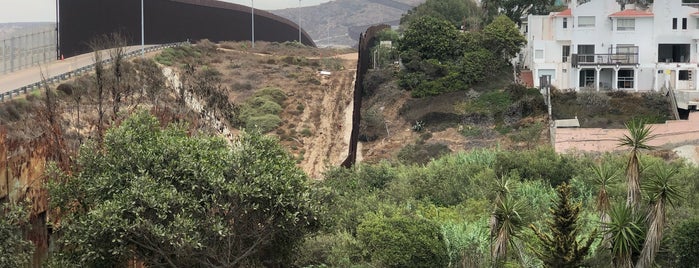 Muro Fronterizo is one of Locais curtidos por Dorado.