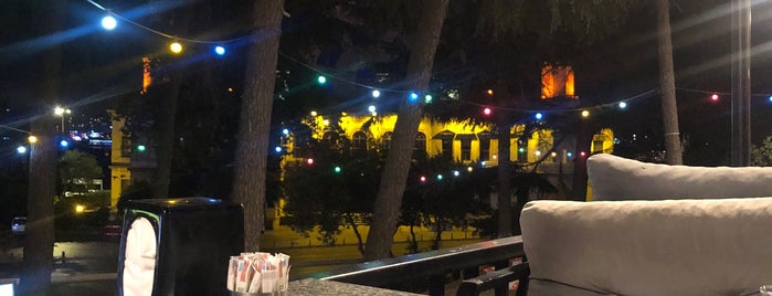 Dolmabahçe Cafe is one of Posti che sono piaciuti a Hana.